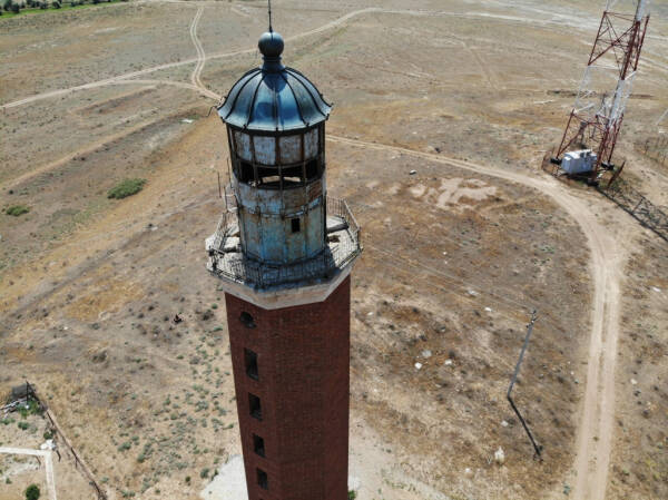 Чудо в степи: как в 30 км от моря под Астраханью появился маяк