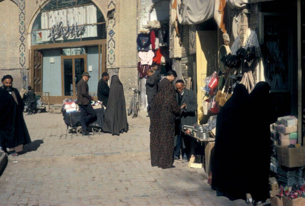 Тонкий Восток и модный Запад: фототур американца по Ирану в 1967 году