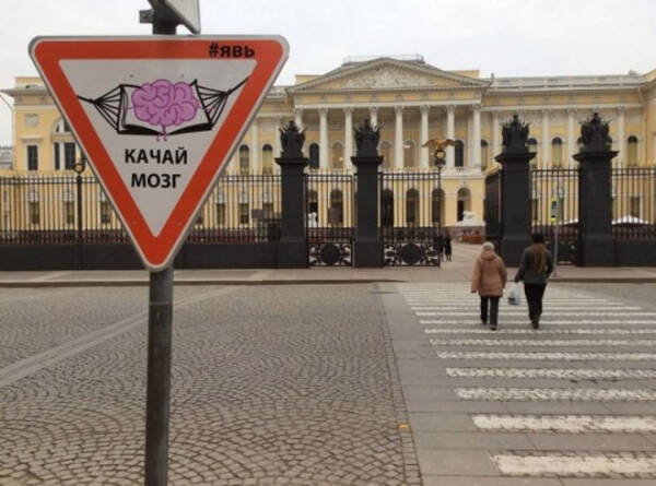 22 забавных и странных дорожных знака, которые поднимут вам настроение