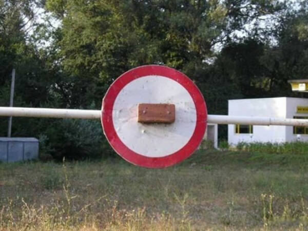 22 забавных и странных дорожных знака, которые поднимут вам настроение