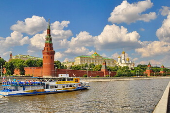 В Москве турист спрыгнул с моста на прогулочный теплоход