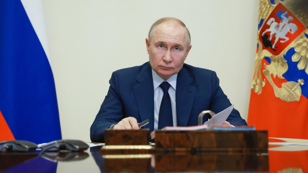 Путин поручил обсудить поддержку производства транспорта для автотуризма