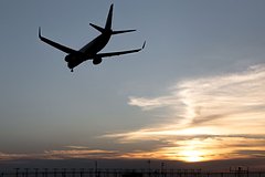 Пилотов самолета с россиянами на борту попытались ослепить лазером в небе