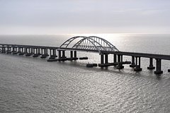 Перед Крымским мостом скопилась очередь из более чем 500 машин