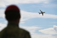 Российский самолет SSJ-100 подал сигнал бедствия из-за разгерметизации
